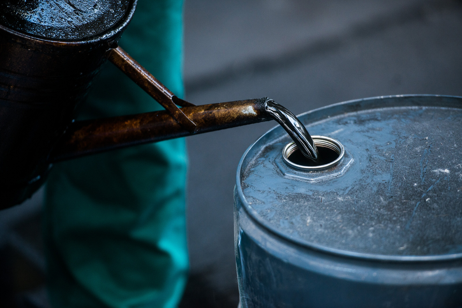 Как утилизировать отработанное моторное масло